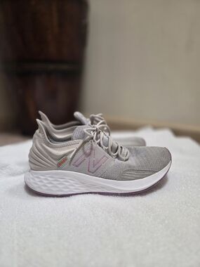 New Balance Women’s Fresh Foam ROAV V1 Sneakers Gray Purple Size 9.5